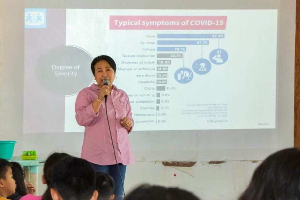 Ms. Peraren, the Programmes Director of SOS Children’s Villages Philippines, shares useful information to the children on how they can avoid the risk of COVID-19 infection